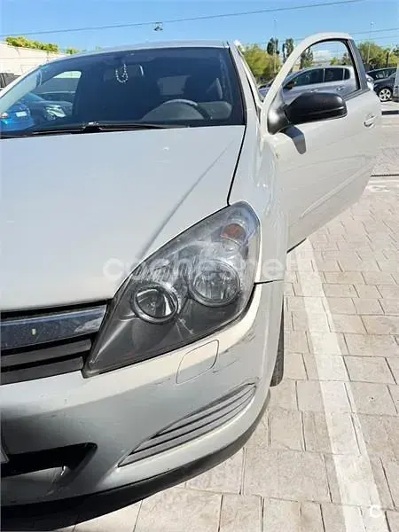 Usado Opel Astra GTC Enjoy 105 CV (77 kW) 2005 Gris / plata Berlina