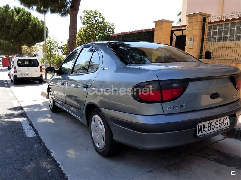 Usado Renault Mégane 90 CV (66 kW) 1998 Gris / plata Berlina