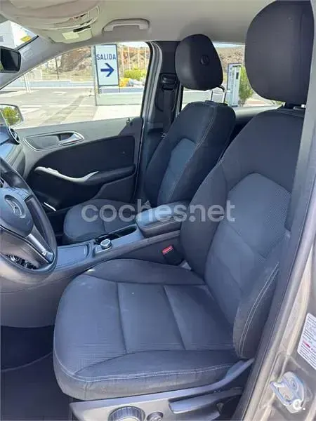 Usado Mercedes B180 122 CV (89 kW) 2012 Gris / plata Utilitario