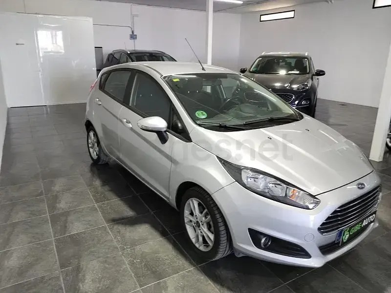 Usado Ford Fiesta Titanium 100 CV (73 kW) 2016 Gris / plata Utilitario