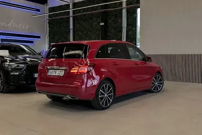 Usado Mercedes B180 109 CV (80 kW) 2017 Negro Utilitario