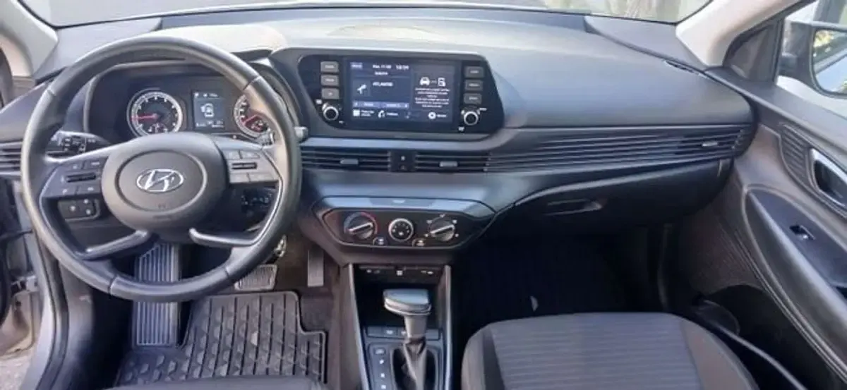 Usado Hyundai i20 101 CV (74 kW) 2022 Gris Utilitario