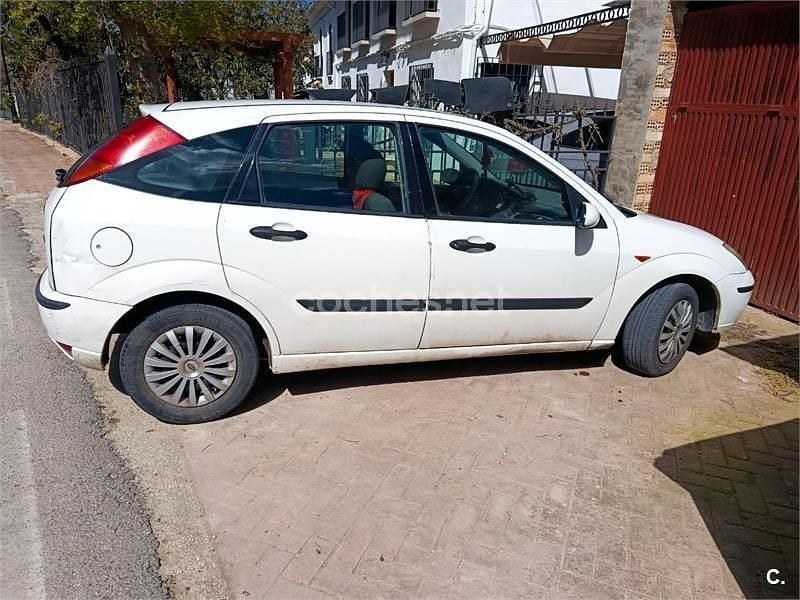 Usado Ford Focus Trend 100 CV (73 kW) 2002 Blanco Berlina