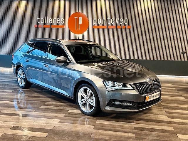 Gris / plata Usado 2023 Skoda Superb Selection Familiar | 23.900 € (Precio justo) - Imagen 1/4