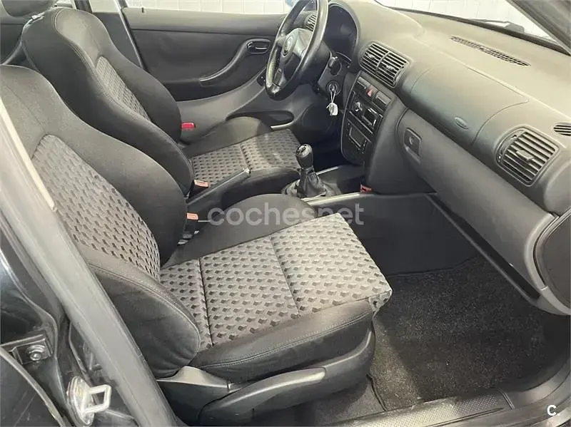 Usado Seat Leon Sport 105 CV (77 kW) 2001 Negro Utilitario