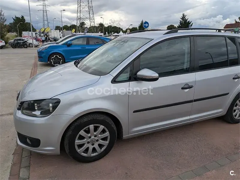 Usado VW Touran Edition 105 CV (77 kW) 2012 Gris / plata Monovolumen