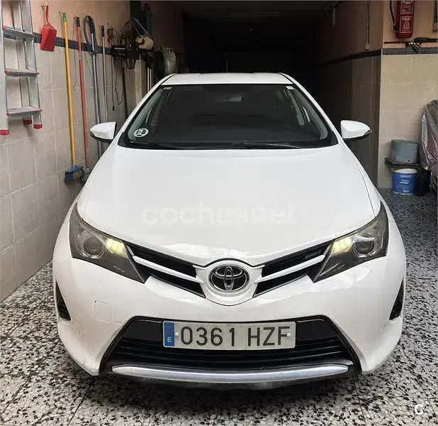 Usado Toyota Auris Active 90 CV (66 kW) 2014 Blanco Berlina