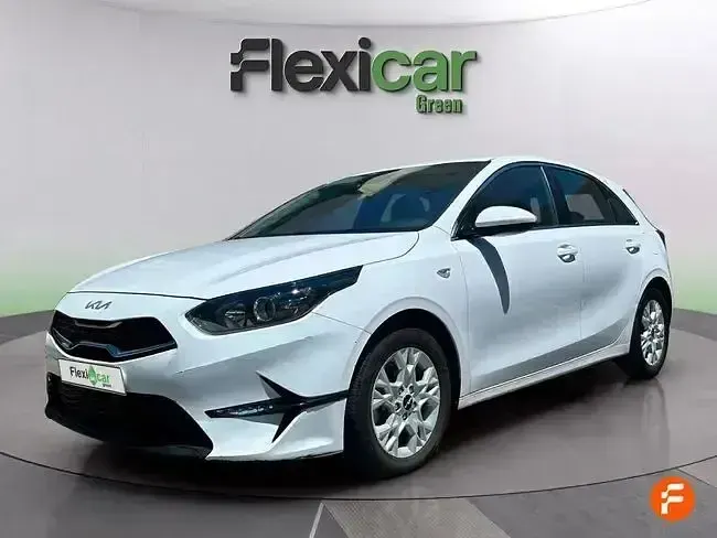 Usado Kia Ceed 136 CV (100 kW) 2023 Blanco Utilitario