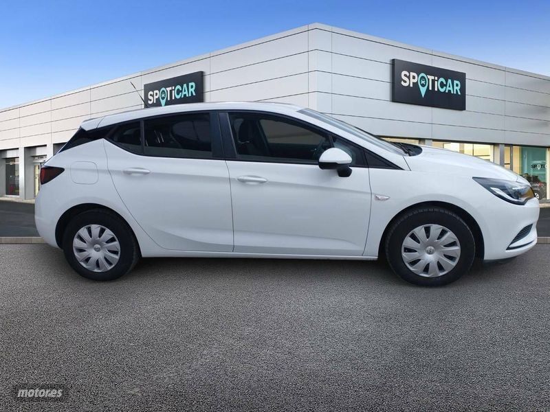 Usado Opel Astra Expression 105 CV (77 kW) 2016 Blanco Berlina
