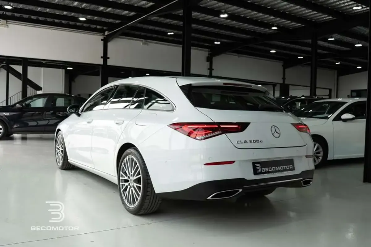 Usado Mercedes CLA200 Shooting Brake 150 CV (110 kW) 2022 Blanco Familiar