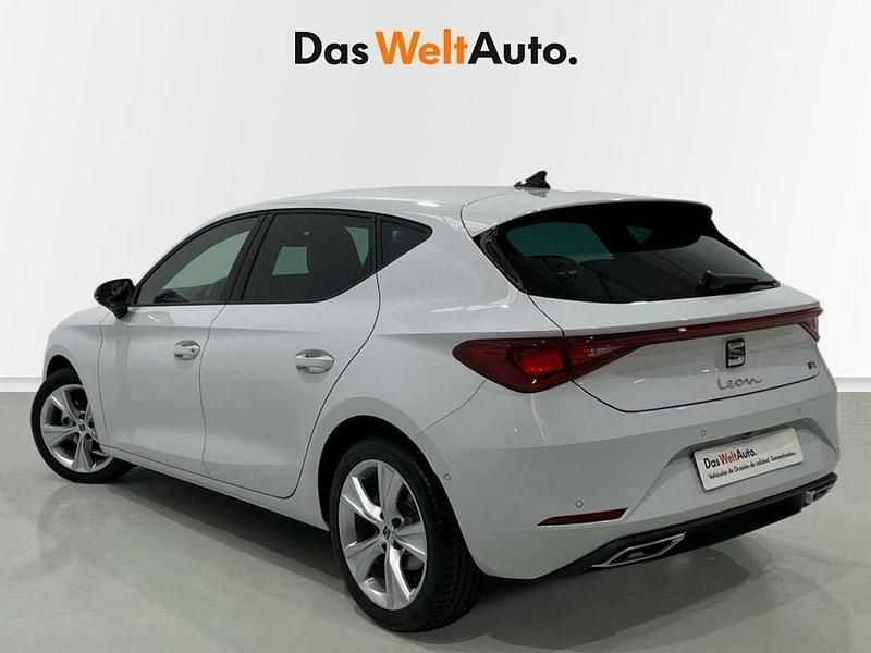 Usado Seat Leon FR 116 CV (85 kW) 2025 Blanco Berlina