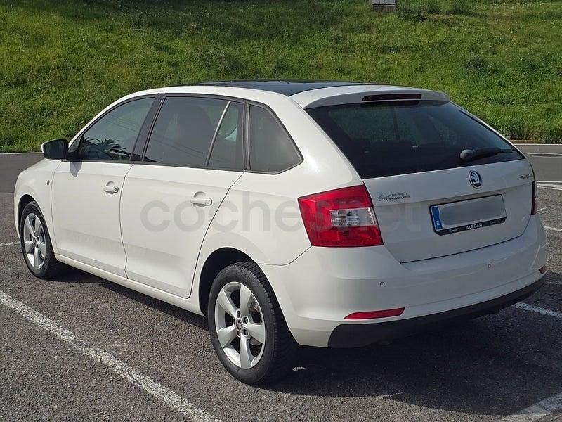 Usado Skoda 105 Active 105 HP (77 kW) 2013 Branco Sedan