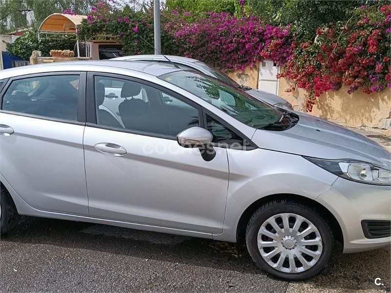 Usado Ford Fiesta Trend 82 CV (60 kW) 2015 Gris / plata Berlina