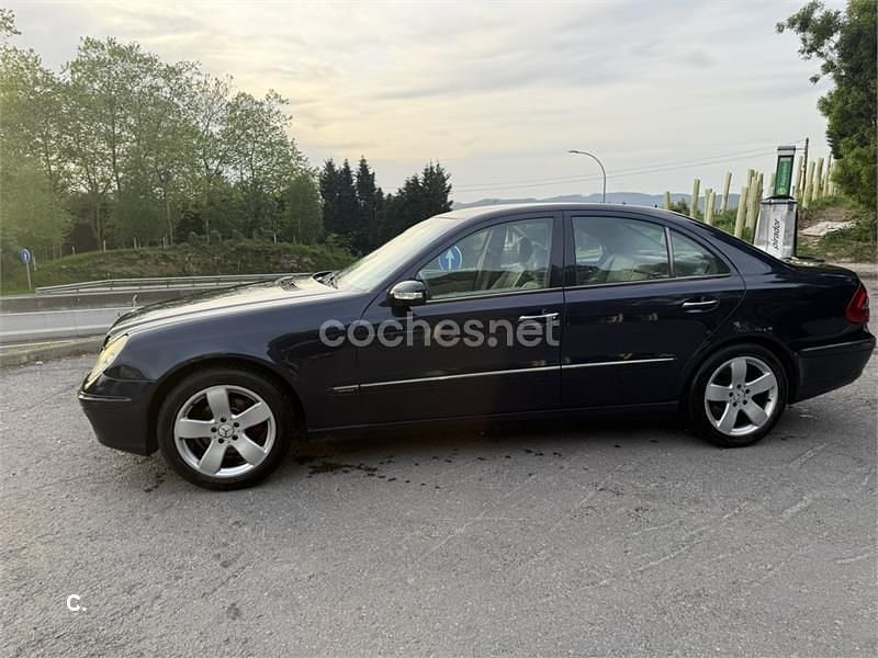 Usado Mercedes E270 Elegance 177 CV (130 kW) 2004 Azul Berlina