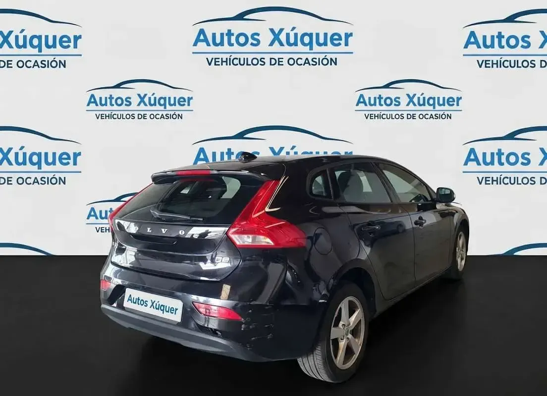 Usado Volvo V40 Momentum 120 CV (88 kW) 2017 Negro Utilitario