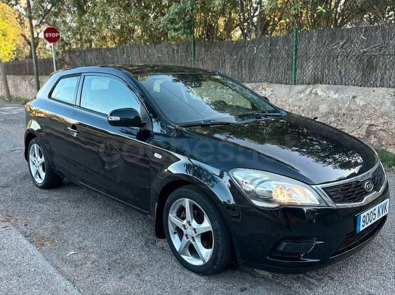 Usado Kia Ceed Active 128 CV (94 kW) 2011 Negro Utilitario