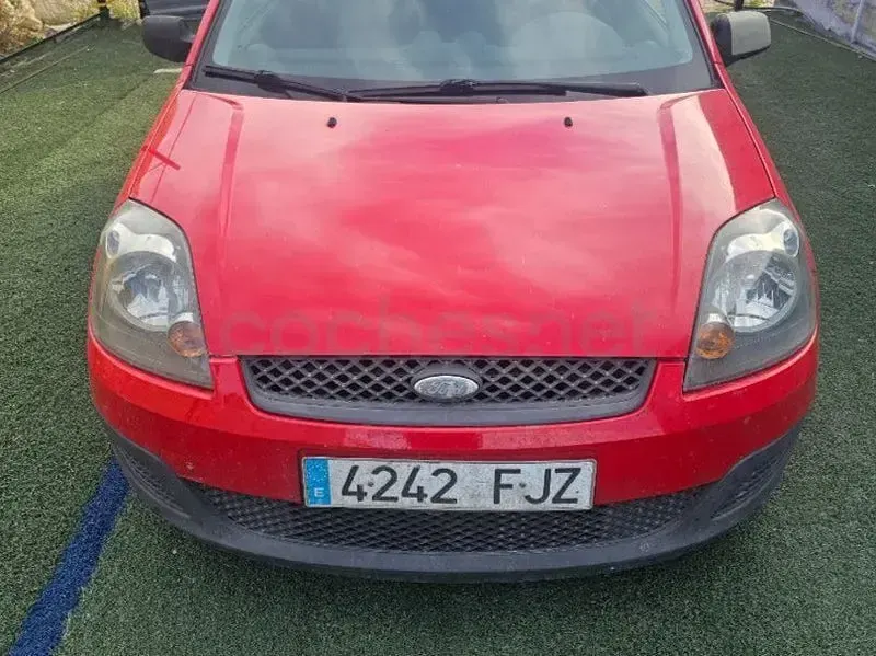 Usado Ford Fiesta Futura 80 CV (58 kW) 2007 Rojo Utilitario