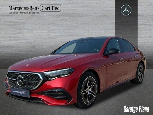 Rojo jacinto Usado 2024 Mercedes E220 AMG line | 65.700 € (Precio justo) - Imagen 1/4