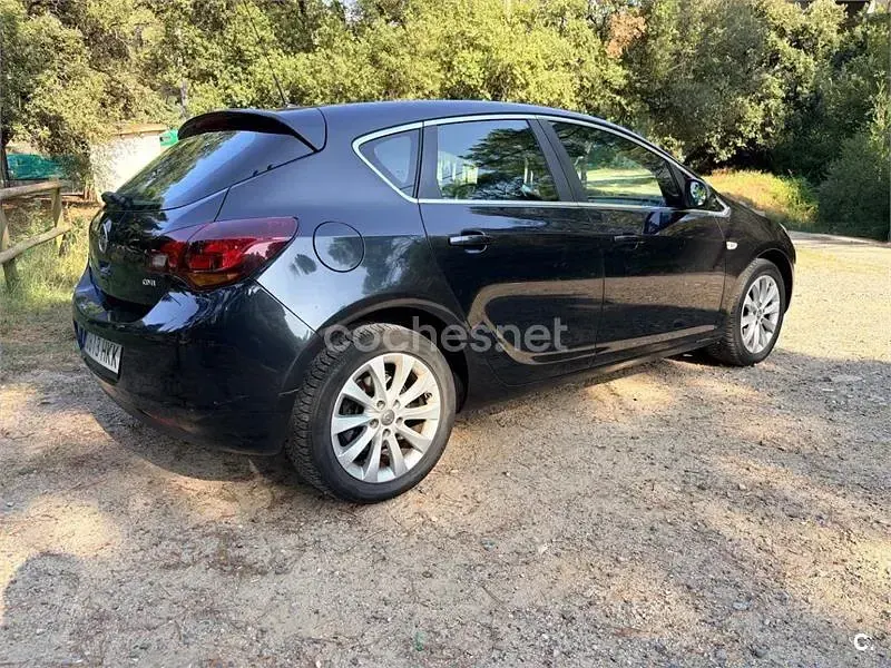 Usado Opel Astra Excellence 125 CV (91 kW) 2012 Negro Berlina