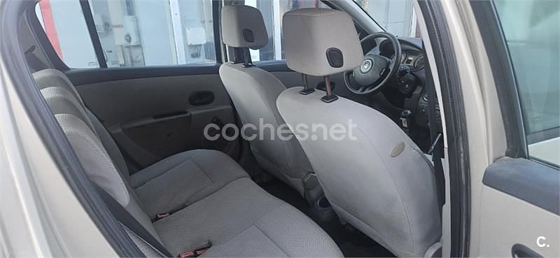 Usado Renault Clio II Privilege 85 CV (62 kW) 2006 Beige Berlina