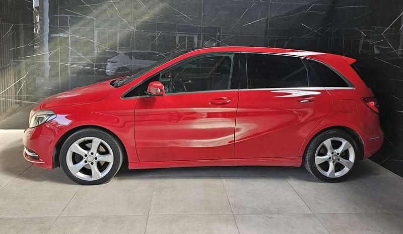Usado Mercedes B200 156 CV (114 kW) 2013 Rojo Monovolumen