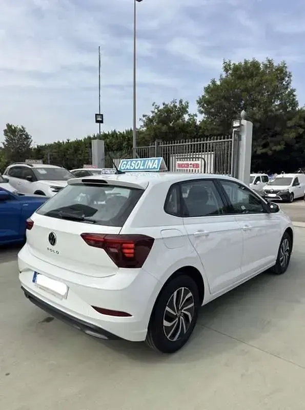Usado VW Polo Life 95 CV (69 kW) 2022 Blanco Utilitario