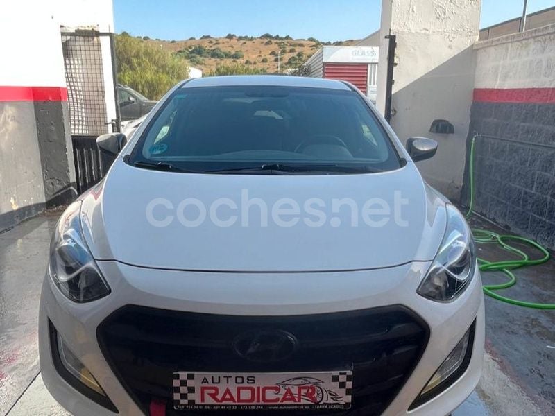 Blanco Usado 2015 Hyundai i30 Berlina | 8499 € (Un poco caro) - Imagen 1/4