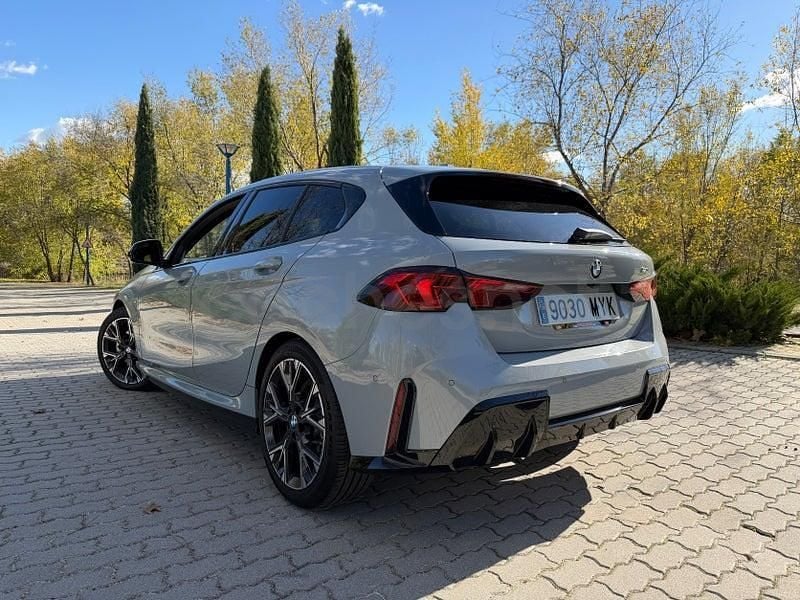 Usado BMW 120 Comfort Edition 170 CV (125 kW) 2025 Gris / plata Utilitario