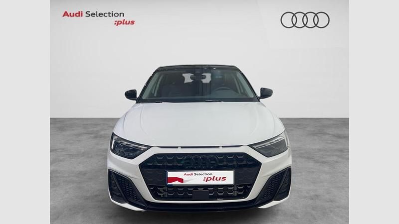 Usado Audi A1 Sportback Black Edition 116 CV (85 kW) 2025 Blanco glaciar (metalizado)/techo negro mito Utilitario