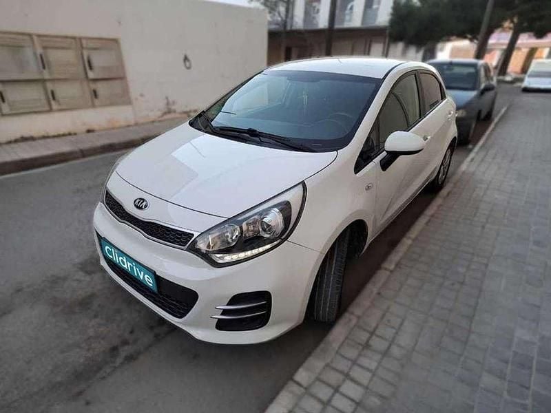 Usado Kia Rio 75 CV (55 kW) 2015 Blanco Utilitario