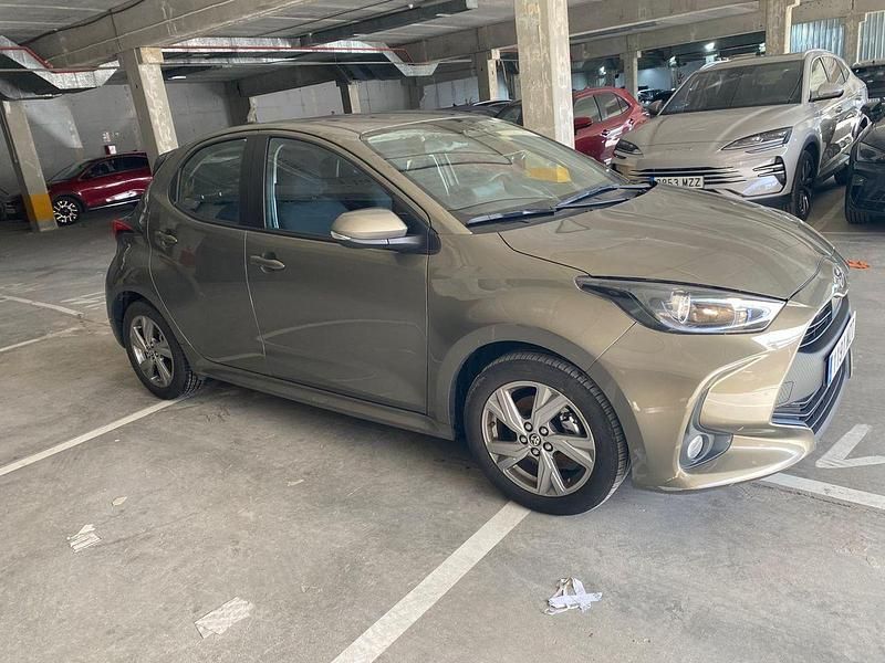 Usado Toyota Yaris Hybrid Active 116 CV (85 kW) 2025 Verde