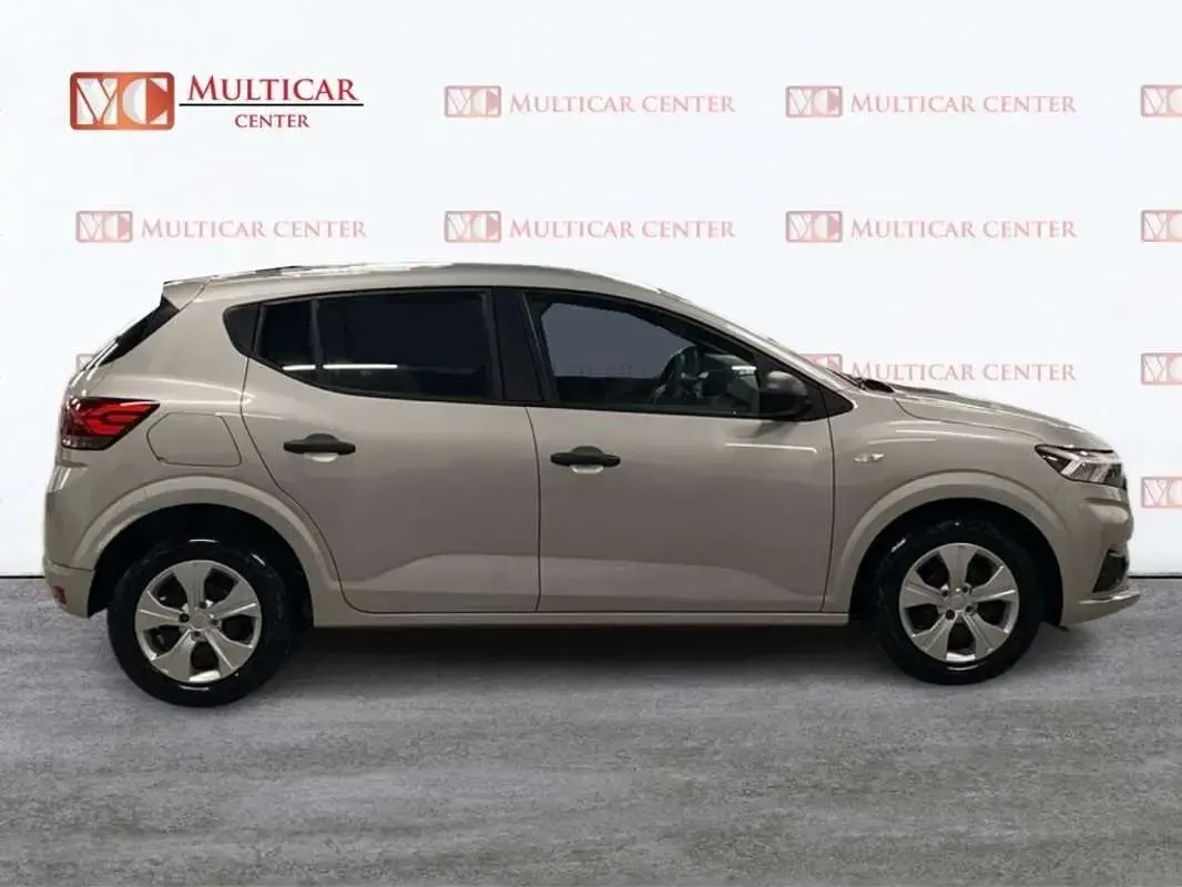 Usado Dacia Sandero Essentiel 91 CV (66 kW) 2024 Plateado Berlina