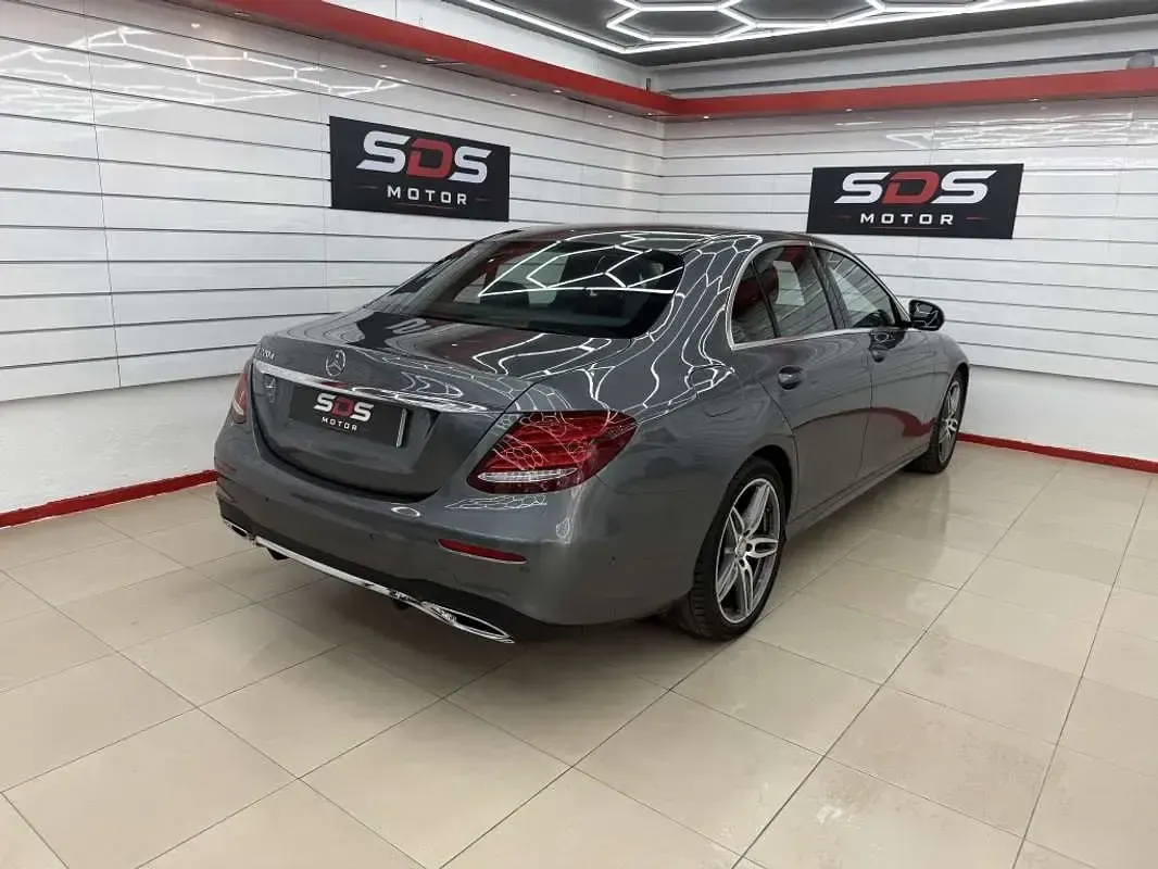Usado Mercedes E220 194 CV (142 kW) 2017 Gris Berlina