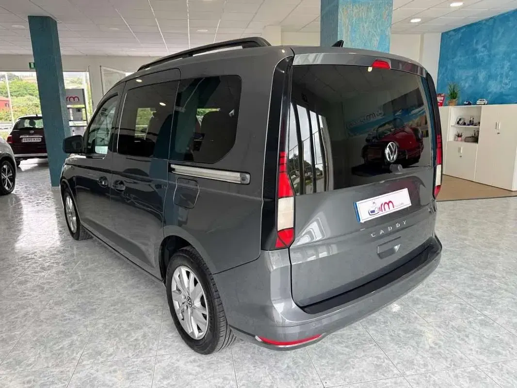 Usado VW Caddy Maxi 102 CV (75 kW) 2022 Gris Monovolumen