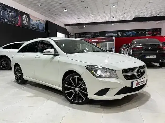 Usado Mercedes CLA200 Urban 136 CV (100 kW) 2016 Blanco Familiar