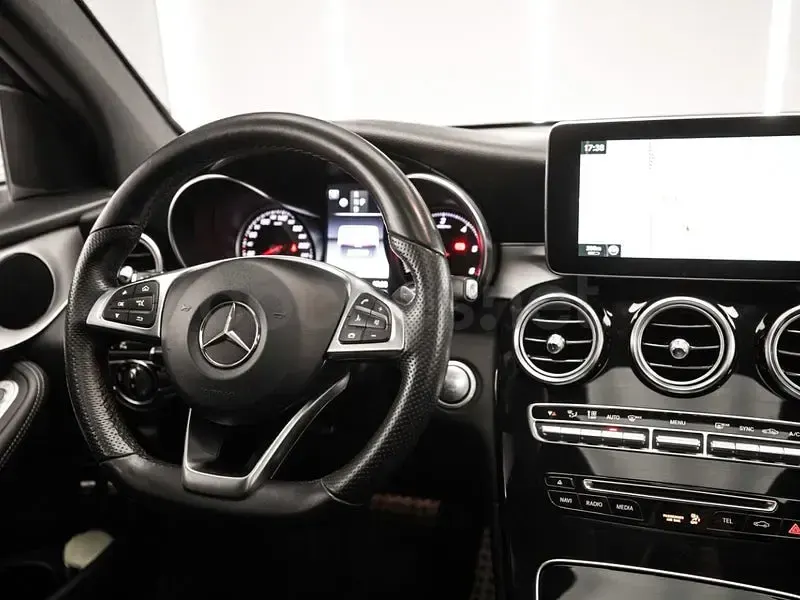 Usado Mercedes GLC250 AMG line 204 CV (150 kW) 2015 Blanco SUV