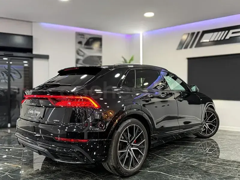 Usado Audi Q8 Ambiente 286 CV (210 kW) 2022 Negro SUV
