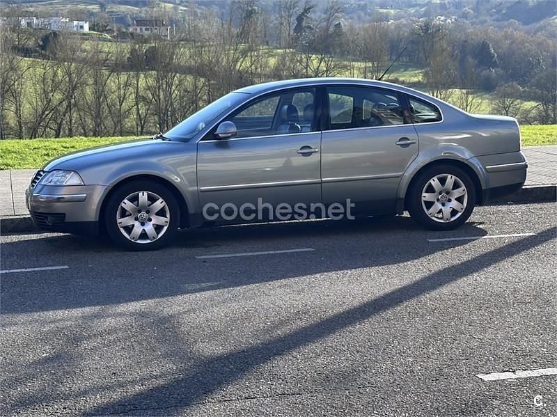 Usado VW Passat Highline 130 CV (95 kW) 2004 Gris / plata Berlina