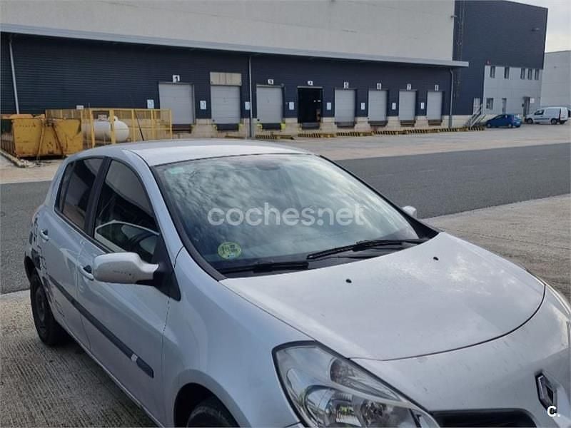 Usado Renault Clio II Authentique 85 CV (62 kW) 2007 Gris / plata Berlina