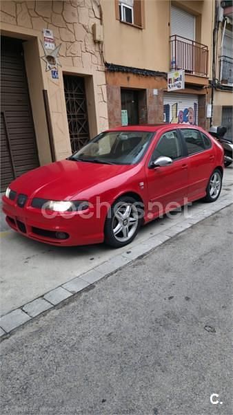 Usado Seat Leon Sport 150 CV (110 kW) 2003 Rojo Utilitario