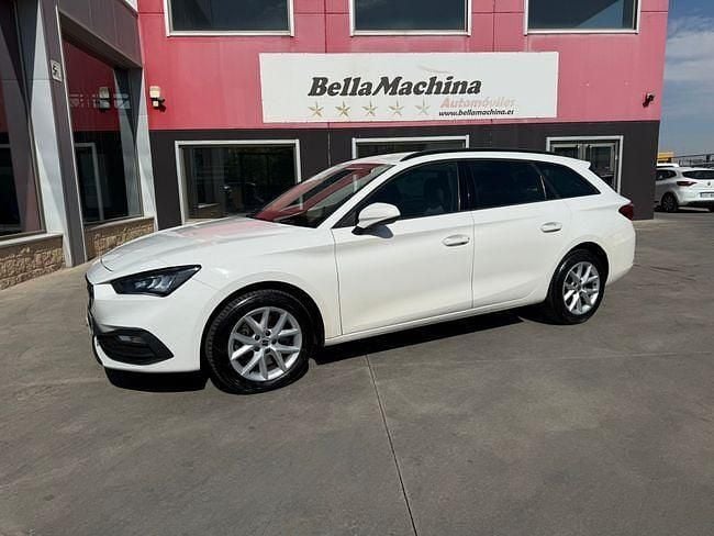 Usado Seat Leon Style 150 CV (110 kW) 2021 Blanco Familiar