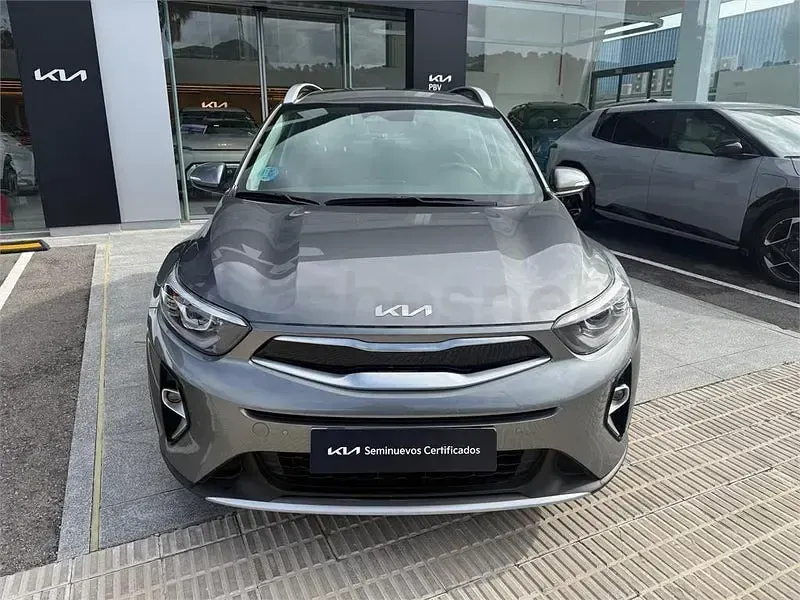 Usado Kia Stonic 100 CV (73 kW) 2025 Gris / plata SUV