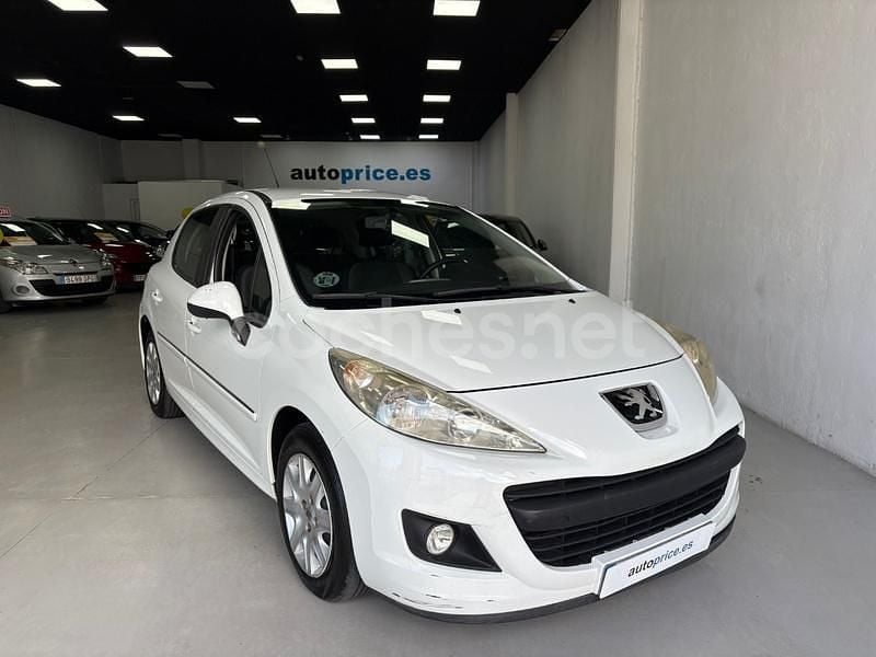 Usado Peugeot 207 Active 70 CV (51 kW) 2011 Blanco Berlina