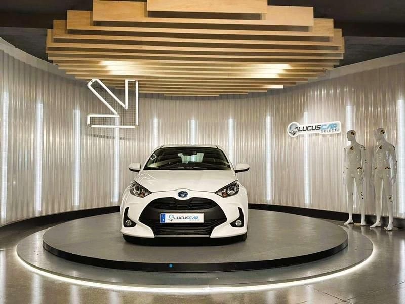 Usado Toyota Yaris Hybrid Active 116 CV (85 kW) 2023 Blanco Utilitario