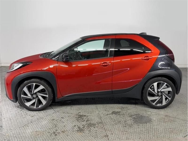 Usado Toyota Aygo X Edition 72 CV (52 kW) 2022 Bitono rojo chilli SUV