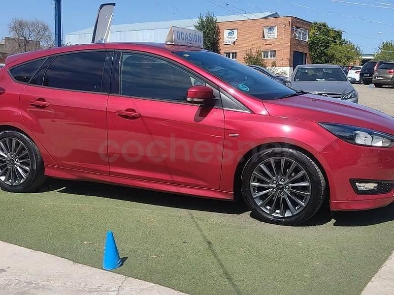 Usado Ford Focus ST-Line 125 CV (91 kW) 2016 Rojo Berlina