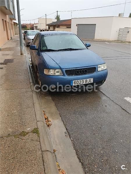 Azul Usado 2001 Audi A3 Ambiente Berlina | 900 € (Super precio) - Imagen 1/4