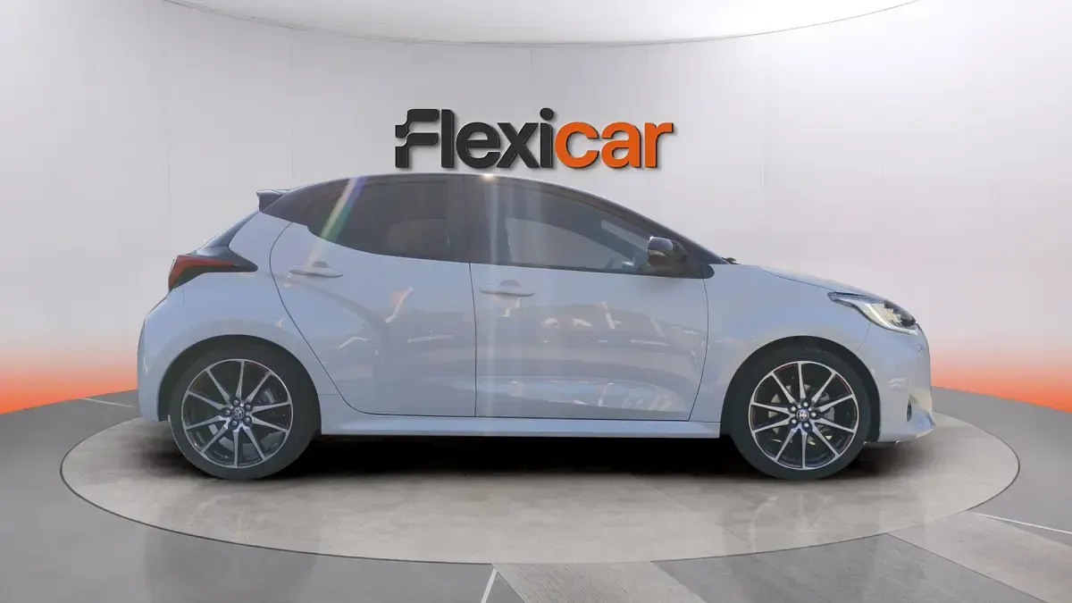 Usado Toyota Yaris Hybrid Plus 130 CV (95 kW) 2024 Gris Berlina