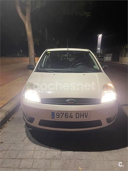 Blanco Usado 2005 Ford Fiesta Utilitario | 3000 € (Precio justo) - Imagen 1/4