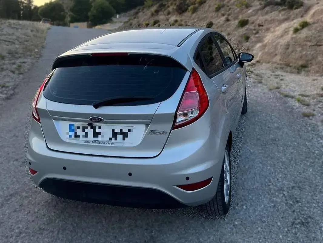 Usado Ford Fiesta Trend 82 CV (60 kW) 2016 Negro Utilitario